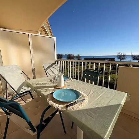 En Bord De Avec Terrasse Et Parking - Fr-1-816-38 *